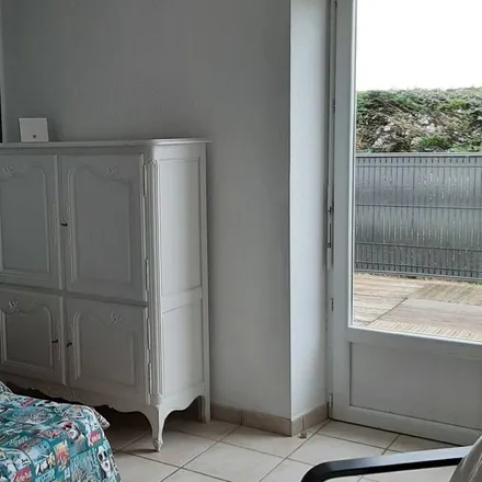 Rent this 2 bed townhouse on 29250 Saint-Pol-de-Léon