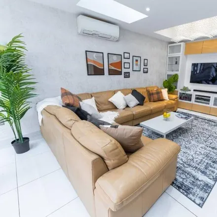 Image 2 - London, IG1 2DY, United Kingdom - House for rent