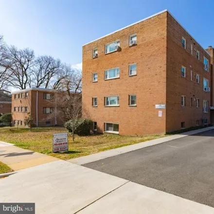 Rent this 3 bed apartment on 500 South Courthouse Road in Arlington, VA 22204