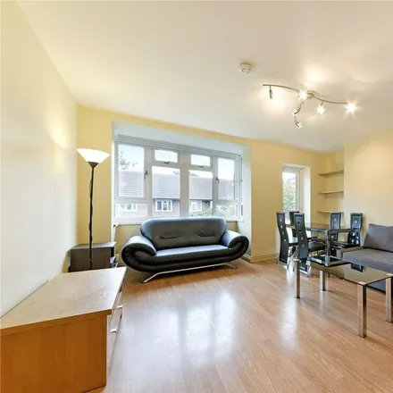 Rent this 4 bed apartment on unnamed road in London, SW4 8AQ