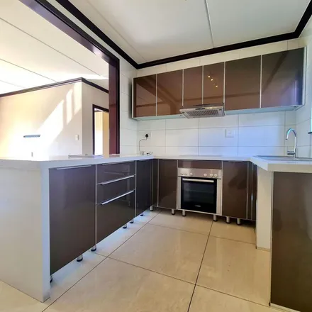 Image 2 - Fourways High School, Fisant Avenue, Johannesburg Ward 115, Randburg, 2068, South Africa - Apartment for rent