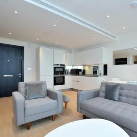 Image 7 - The Cascades, Sopwith Way, London, SW11 8NS, United Kingdom - Apartment for sale