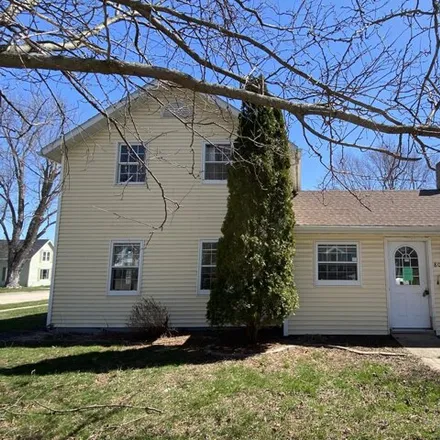 Buy this 3 bed house on 414 East Washington Street in New London, WI 54961