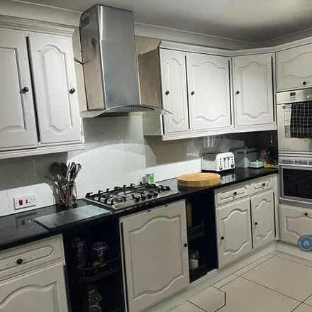Image 3 - Calvin Close, Camberley, GU15 1DN, United Kingdom - House for rent