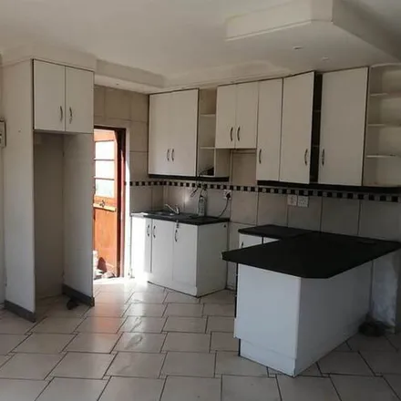 Image 5 - Voortrekker Road, Maitland, Cape Town, 7405, South Africa - Apartment for rent