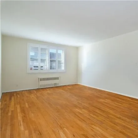 Image 4 - 512 McLean Avenue - East 240th Street, New York, NY 10470, USA - Apartment for sale