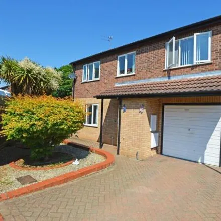 Buy this 4 bed house on Kingfishers in Peterborough, PE2 6YH