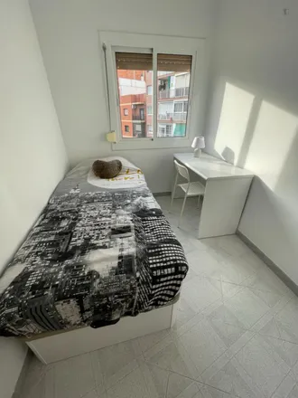 Rent this 3 bed room on Carrer de la Maladeta in 08906 Esplugues de Llobregat, Spain