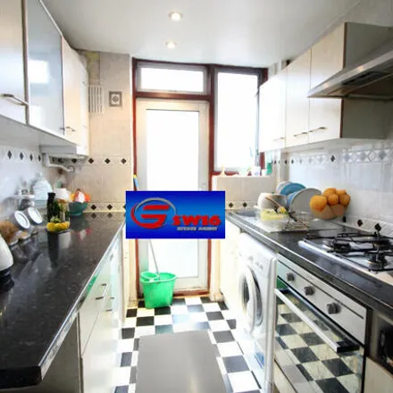 Image 3 - Larbert Road, London, SW16 5BJ, United Kingdom - House for rent