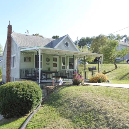 Buy this 3 bed house on 2697 Broadway Street in Dubuque, IA 52001