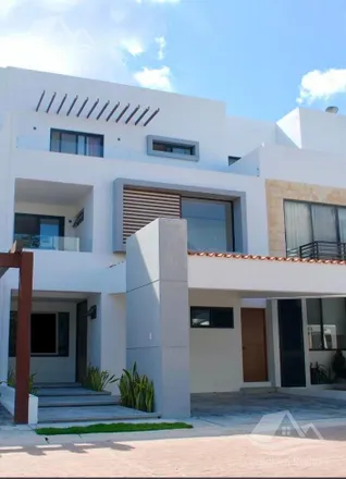 Buy this studio house on Colegio de Bachilleres Plantel "Cancún 2" in Calle 28 Poniente, 77538 Cancún