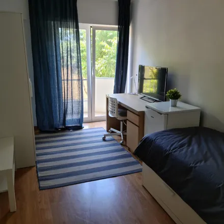 Rent this 3 bed room on Rua Francisco António da Silva in 2780-052 Oeiras, Portugal
