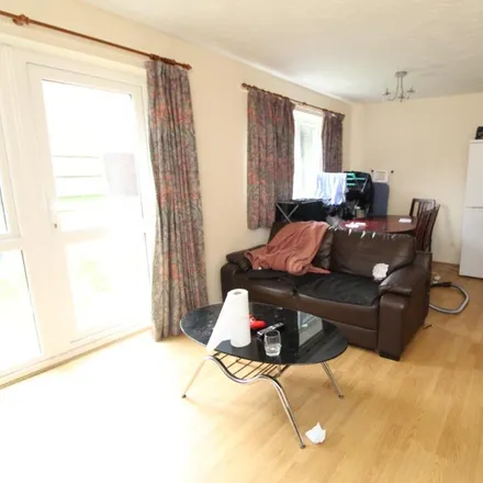 Image 2 - 6 Falcon Close, Nottingham, NG7 2DL, United Kingdom - House for rent