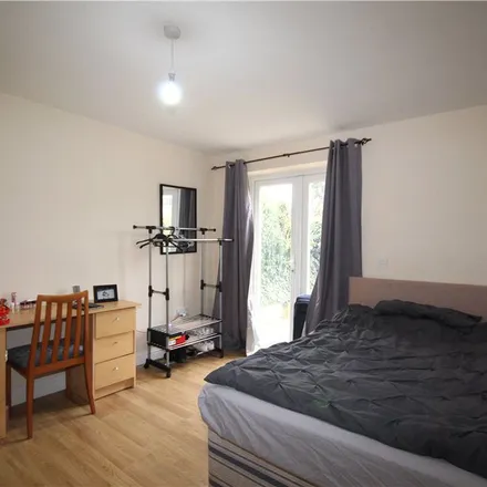 Image 2 - 186 Aldershot Road, Fairlands, GU2 9TD, United Kingdom - Apartment for rent