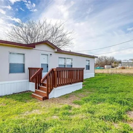 Buy this studio apartment on 6062 New Mexico Trail in Hood County, TX 76048