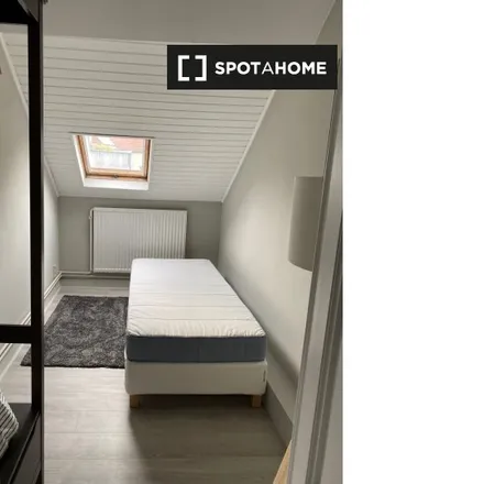 Rent this 3 bed room on Rue Jean d'Ardenne - Jean d'Ardennestraat 14 in 1050 Ixelles - Elsene, Belgium