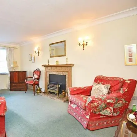 Image 4 - Wentworth Court, Beech Grove, Harrogate, HG2 0EL, United Kingdom - Room for rent