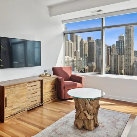 Image 5 - Silver Tower, 325 West Ohio Street, Chicago, IL 60654, USA - House for sale