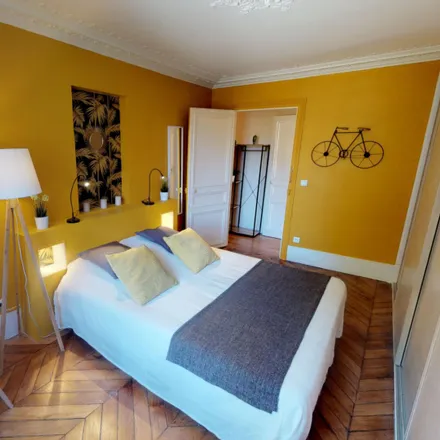 Rent this 4 bed room on 13 Rue Washington in 75008 Paris, France