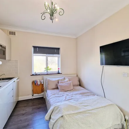 Rent this 1 bed apartment on Boyne Avenue in London, NW4 2JL