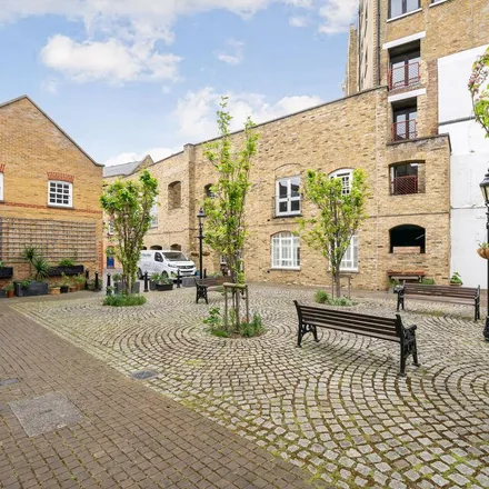 Rent this 3 bed apartment on Bridewell Place in Brewhouse Lane, London