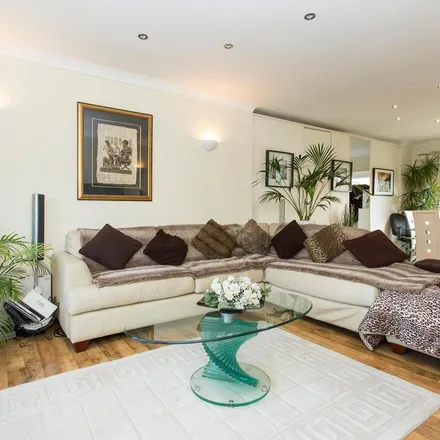 Rent this 6 bed apartment on Evesham Way in London, IG5 0EQ