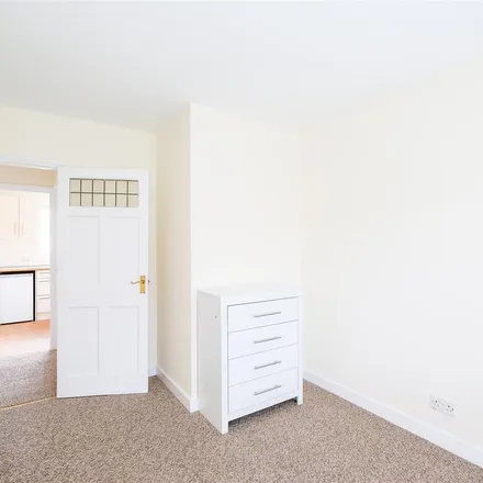 Image 5 - Crescent View, Loughton, IG10 4JE, United Kingdom - Apartment for rent