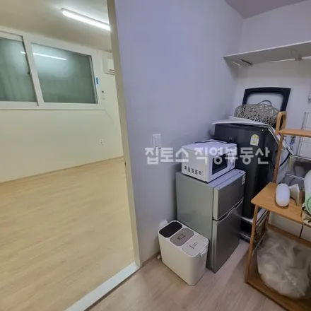 Rent this studio apartment on 서울특별시 동작구 사당동 1035-4