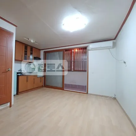 Rent this studio apartment on 서울특별시 송파구 석촌동 214-2