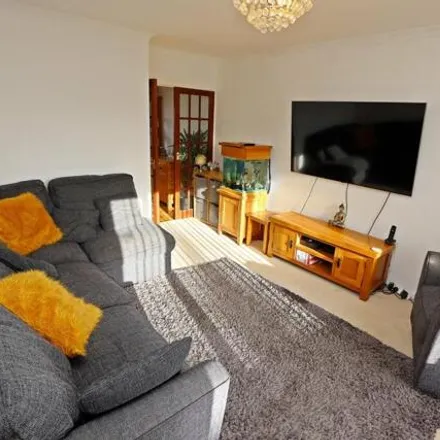 Image 3 - Towyn Way, Ton-Teg, CF38 1NB, United Kingdom - Duplex for sale