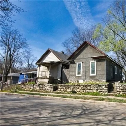 Image 2 - 666 Beacon Avenue, Kansas City, MO 64125, USA - House for sale