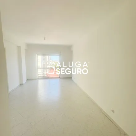 Image 4 - Escola Profissional Bento de Jesus Caraça, Avenida General Humberto Delgado, 2840-254 Seixal, Portugal - Apartment for rent