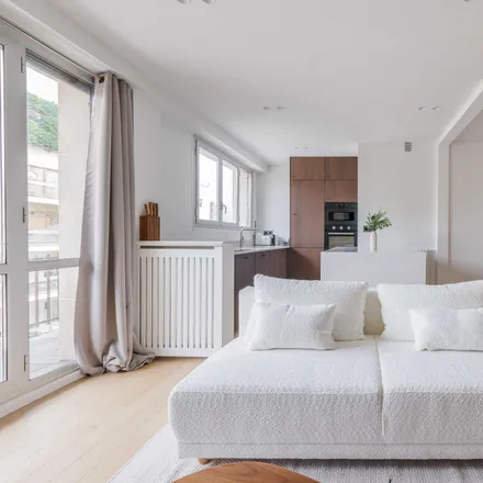 Rent this 2 bed apartment on 33 Rue de la Ferme in 92200 Neuilly-sur-Seine, France