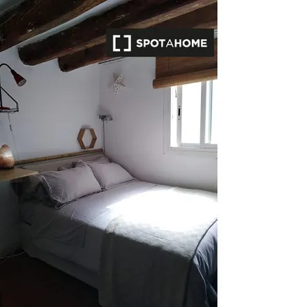 Rent this 3 bed room on Sant Jaume in Carrer de la Lleona, 08001 Barcelona