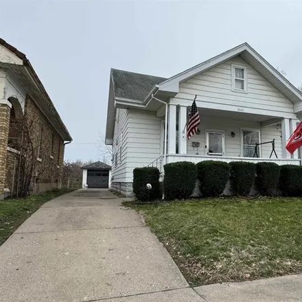 Buy this 4 bed house on 2074 Elm Street in Quincy, IL 62301