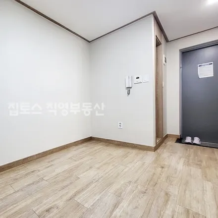 Rent this studio apartment on 서울특별시 관악구 봉천동 1527-8