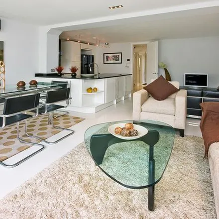 Rent this 5 bed duplex on Maida Vale in London, W9 1TS