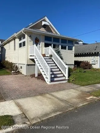 Rent this 3 bed house on 69 Sims Avenue in Manasquan, Monmouth County