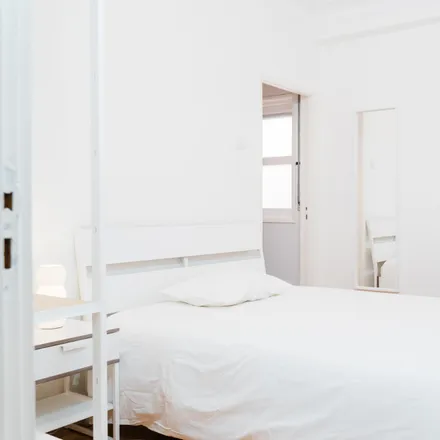 Rent this 6 bed room on Heróis da Guerra Peninsular in Praça Mouzinho de Albuquerque, 4050-322 Porto