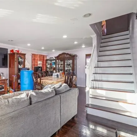 Image 2 - 111-41 157th Street, New York, NY 11433, USA - House for sale