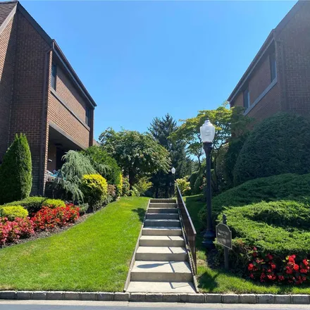 Buy this 2 bed condo on 17 Squirrel Hill in Village of Roslyn Estates, North Hempstead