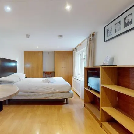 Rent this studio apartment on 12 Mabledon Place in London, WC1H 9AZ