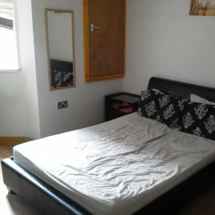 Rent this 1 bed room on Dinsdales Art Materials & Stationery in 6 - 8 Chapel Place, Leeds
