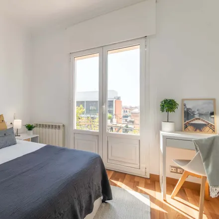 Rent this 5 bed room on Farmàcia Xavier i Elisenda Casals in Via Augusta, 276