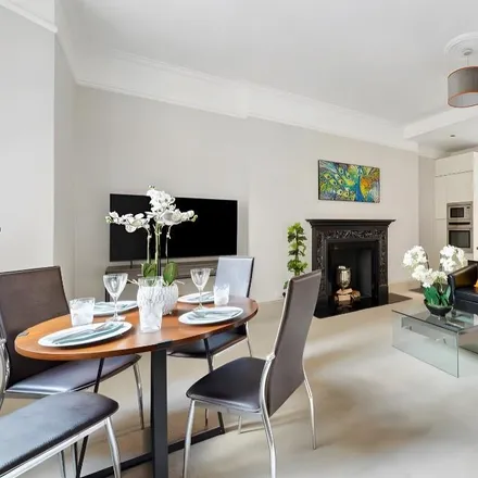 Rent this 2 bed apartment on Bickenhall Mansions in Bickenhall Street, London
