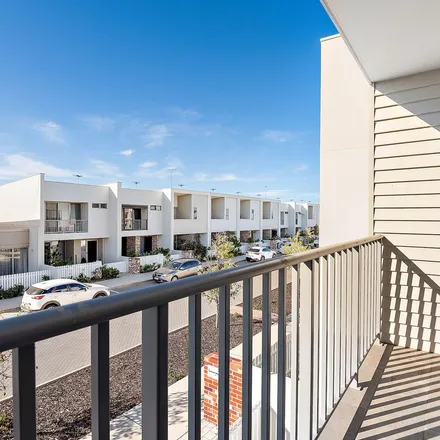 Rent this 3 bed townhouse on 12 Basanite Loop in Treeby WA 6164, Australia