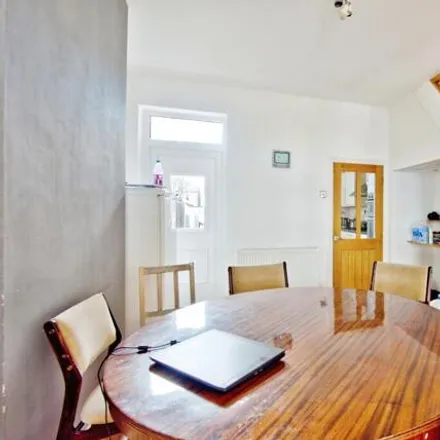 Image 9 - Colchester Road, Southend-on-Sea, SS2 6HP, United Kingdom - Townhouse for sale