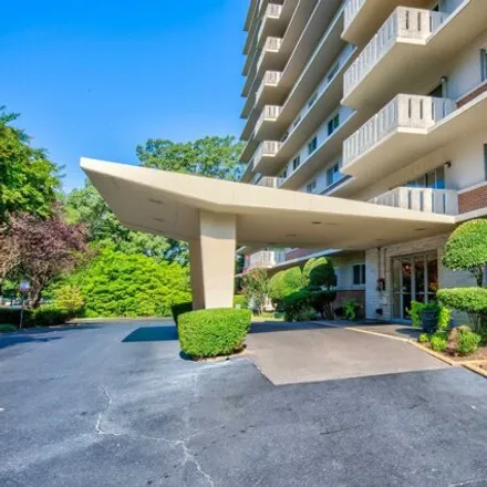 Image 2 - Parkway House Condominiums, 1960 North Parkway, Memphis, TN 38112, USA - Condo for sale