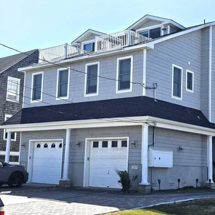Buy this 5 bed condo on 54 54th Street in Sea Isle City, Cape May County