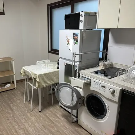 Rent this studio apartment on 서울특별시 은평구 신사동 29-185